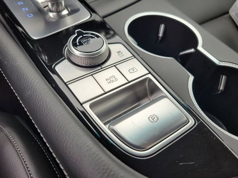 Used 2025 Genesis G70 2.5T image 13