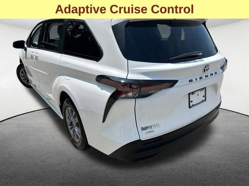 Used 2024 Toyota Sienna LE AWD/4WD image 7