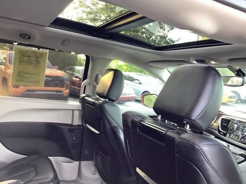 Used 2018 Chrysler Pacifica Touring-L Plus FWD image 22