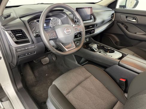 Used 2025 Nissan Rogue SV image 3