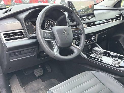 Used 2025 Mitsubishi Outlander SE FWD image 19