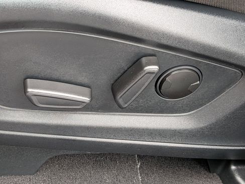 Used 2023 Ford Explorer XLT image 24