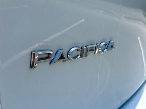 Used 2023 Chrysler Pacifica Limited image 15