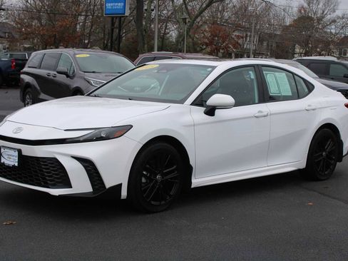 Used 2025 Toyota Camry LE image 3