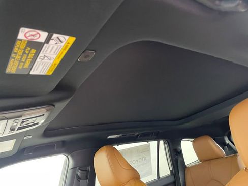 New 2026 Toyota Highlander Platinum AWD/4WD image 12