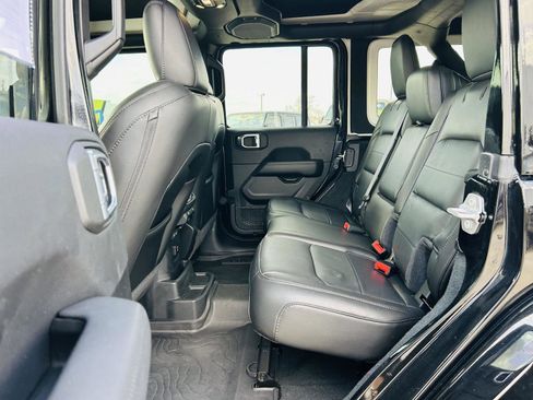 Used 2022 Jeep Wrangler Unlimited Sahara image 26