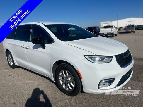 Used 2025 Chrysler Pacifica Select image 8