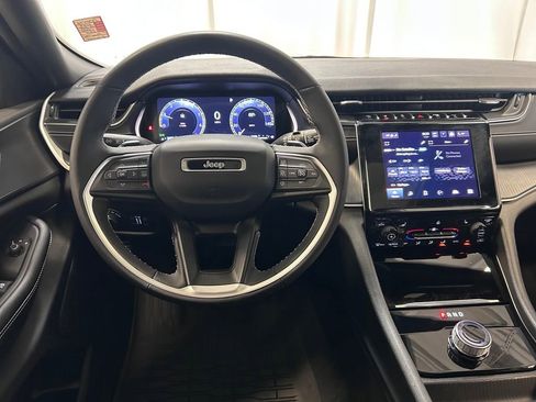 Used 2023 Jeep Grand Cherokee Altitude AWD/4WD image 3