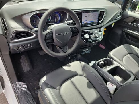 New 2026 Chrysler Pacifica Select image 13