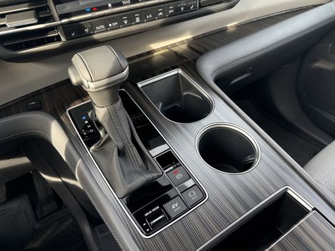 Used 2023 Toyota Sienna Limited image 23