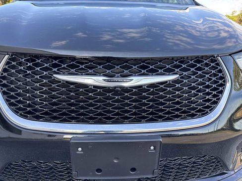 Used 2025 Chrysler Pacifica Select FWD image 10