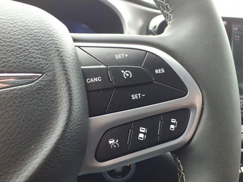 Used 2025 Chrysler Pacifica Select image 28