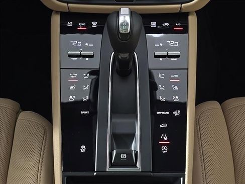 Certified 2025 Porsche Macan image 22