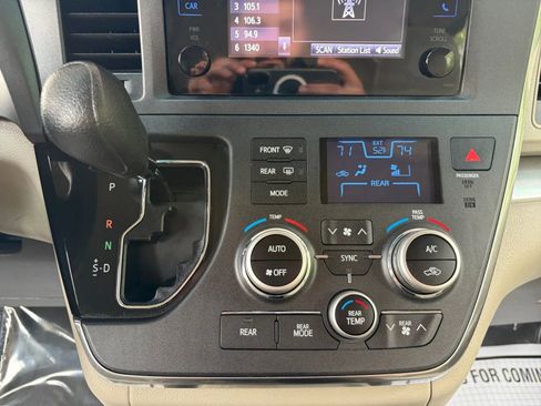 Used 2017 Toyota Sienna L FWD image 26