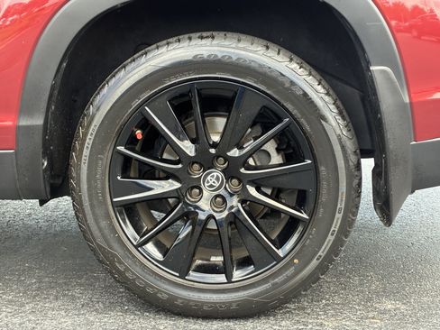 Used 2019 Toyota Highlander SE w/ Nightshade Edition AWD/4WD image 9