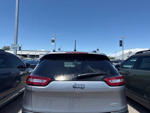 Used 2018 Jeep Cherokee Latitude Plus w/ Comfort/Convenience Group FWD image 6