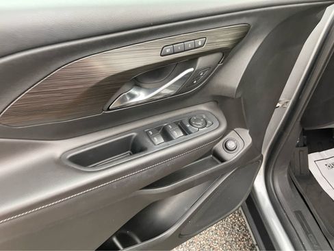 Used 2023 GMC Terrain SLT w/ Tech Package FWD image 11