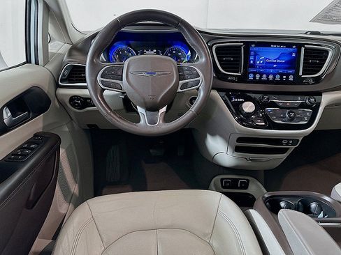 Used 2017 Chrysler Pacifica Touring-L FWD image 22