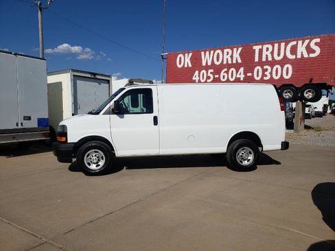 Used 2019 Chevrolet Express 2500 RWD image 2