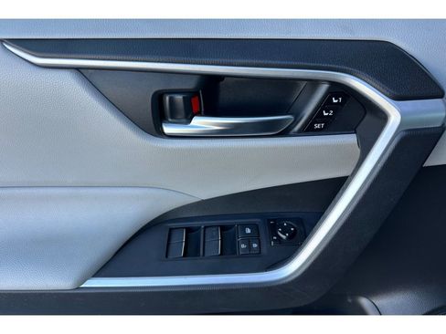 Used 2021 Toyota RAV4 XLE Premium image 11