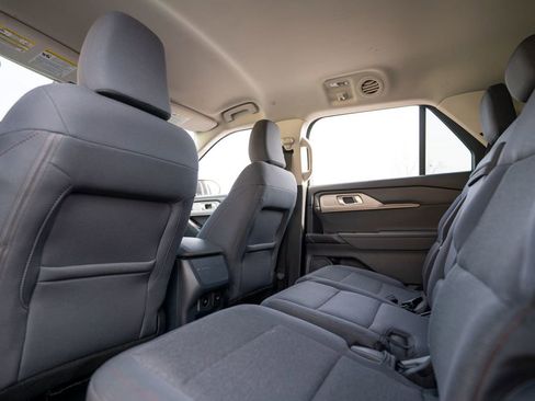 Used 2025 Ford Explorer Active AWD/4WD image 29