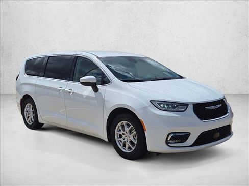 Used 2023 Chrysler Pacifica Touring-L FWD image 3
