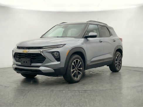 Used 2025 Chevrolet TrailBlazer LT w/ Driver Confidence Package AWD/4WD image 3