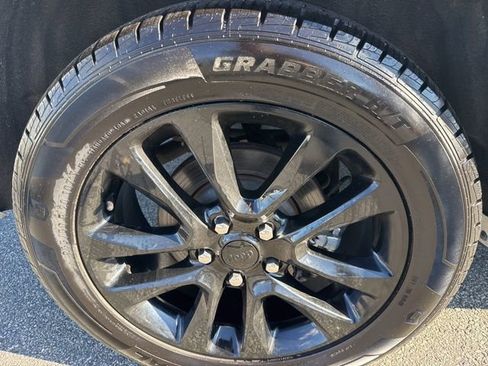 Used 2022 Jeep Grand Cherokee Laredo X image 9