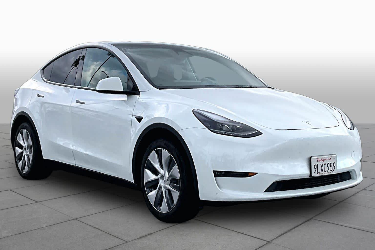 Used 2024 Tesla Model Y Long Range AWD/4WD image 2