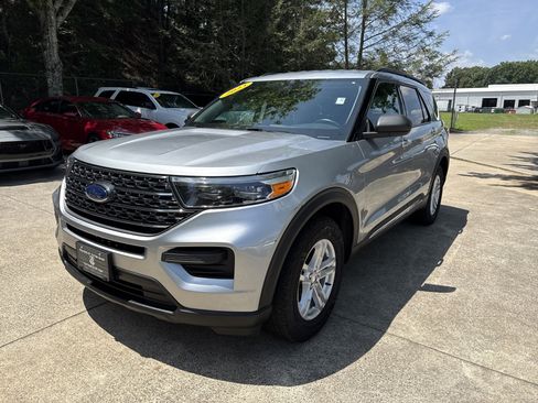Used 2023 Ford Explorer XLT RWD image 3