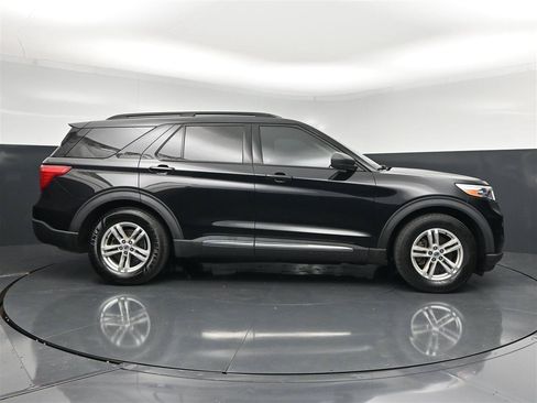 Used 2021 Ford Explorer XLT w/ Equipment Group 202A RWD image 4