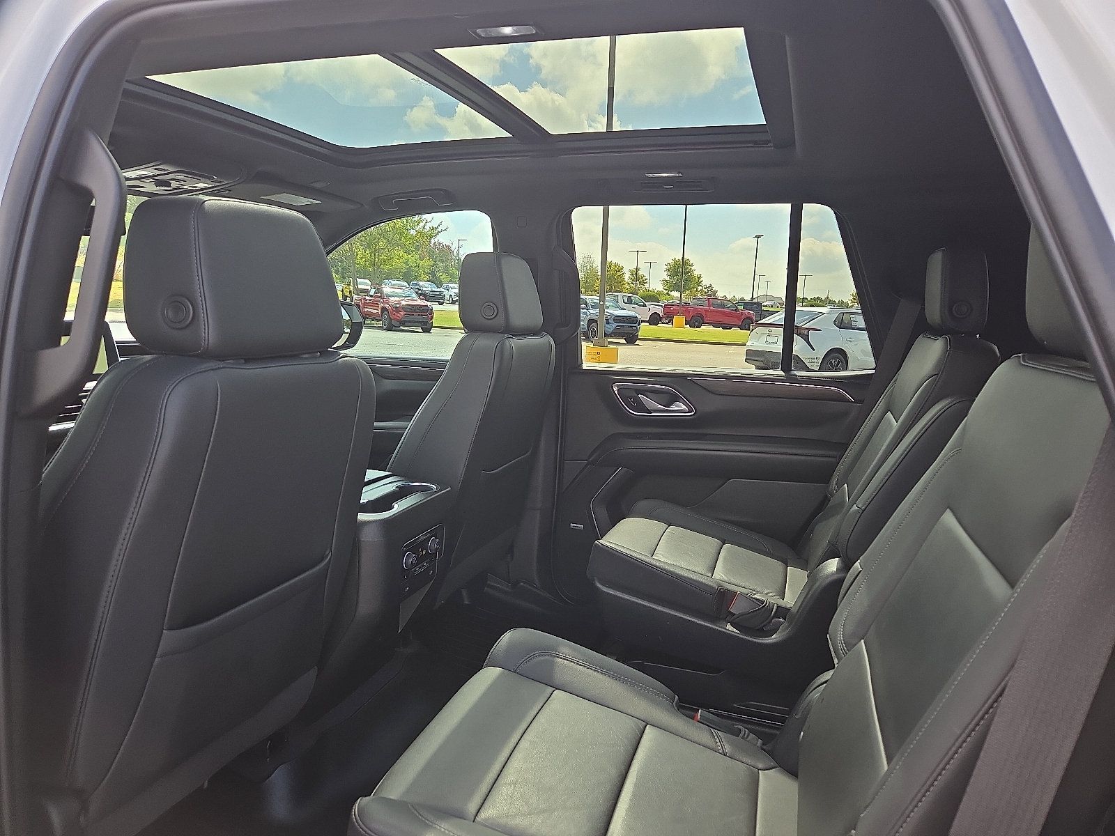 Used 2022 Chevrolet Tahoe Z71 w/ Luxury Package AWD/4WD image 10