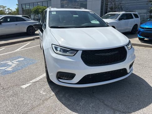 New 2025 Chrysler Pacifica Limited w/ Uconnect Theater Family Group image 8