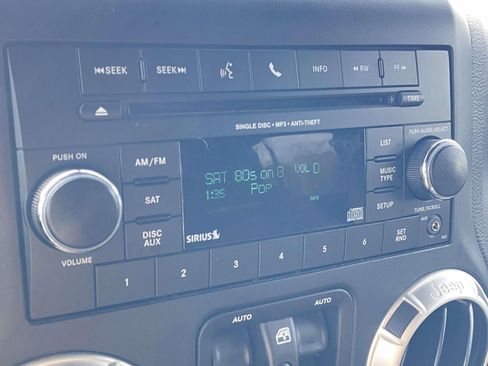 Used 2016 Jeep Wrangler Unlimited Sahara w/ Connectivity Group image 17