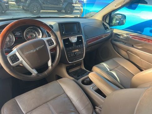 Used 2015 Chrysler Town & Country Limited Platinum image 5