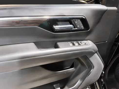 Used 2025 Chevrolet Suburban Z71 AWD/4WD image 10