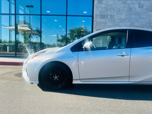 Used 2017 Toyota Prius Two w/ Preferred Accessory Package FWD image 8