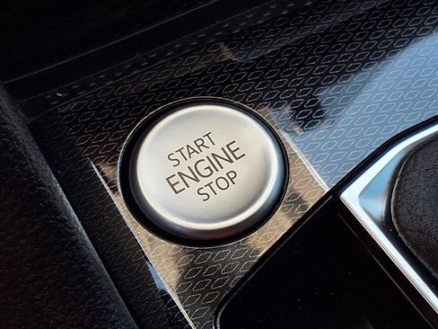 New 2025 Volkswagen Taos SE image 18