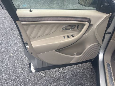Used 2010 Ford Taurus Limited FWD image 10