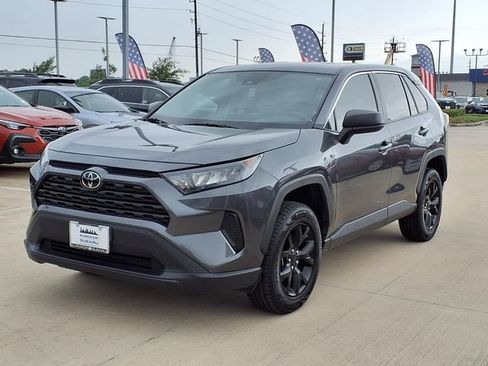 Used 2022 Toyota RAV4 LE FWD image 3