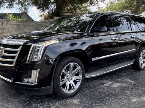 Used 2022 Cadillac Escalade Premium Luxury RWD image 3