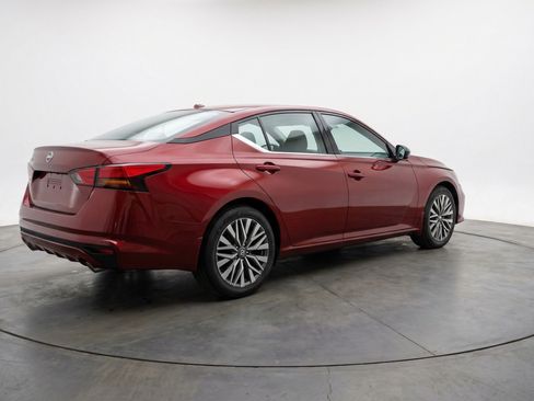 Used 2025 Nissan Altima 2.5 SV FWD image 9