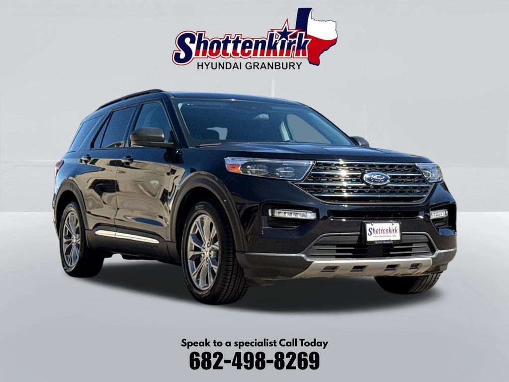 Used 2023 Ford Explorer XLT w/ Equipment Group 202A RWD image 3
