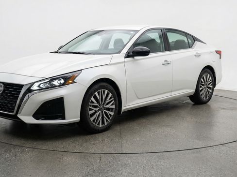 Used 2025 Nissan Altima 2.5 SV image 3