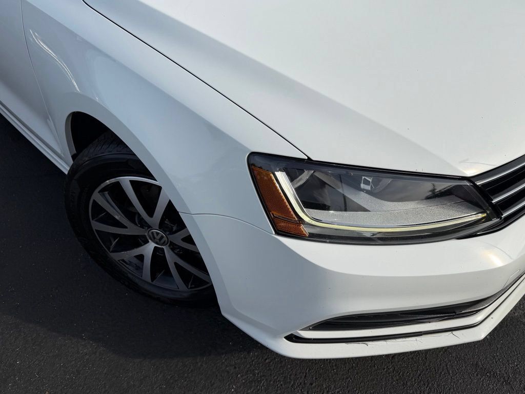 Used 2017 Volkswagen Jetta SE FWD image 2