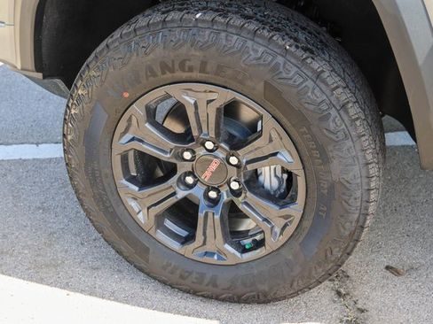 New 2025 GMC Canyon Elevation w/ Convenience Package image 7