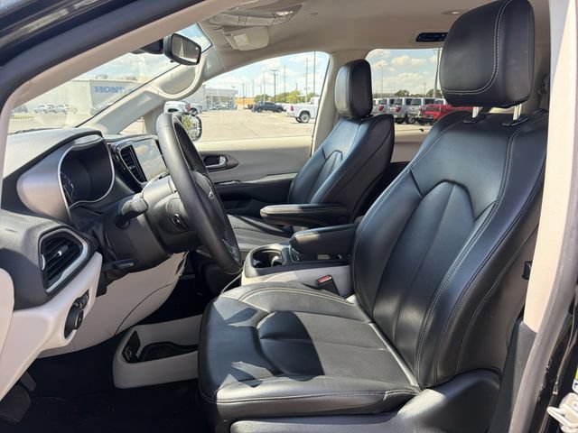 Used 2023 Chrysler Pacifica Touring-L FWD image 9