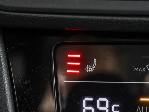 Used 2025 Volkswagen Jetta SE w/ Black Wheel Package image 31