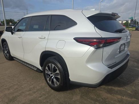 Used 2024 Toyota Highlander XLE image 8
