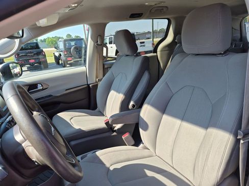 Used 2017 Chrysler Pacifica Touring FWD image 14